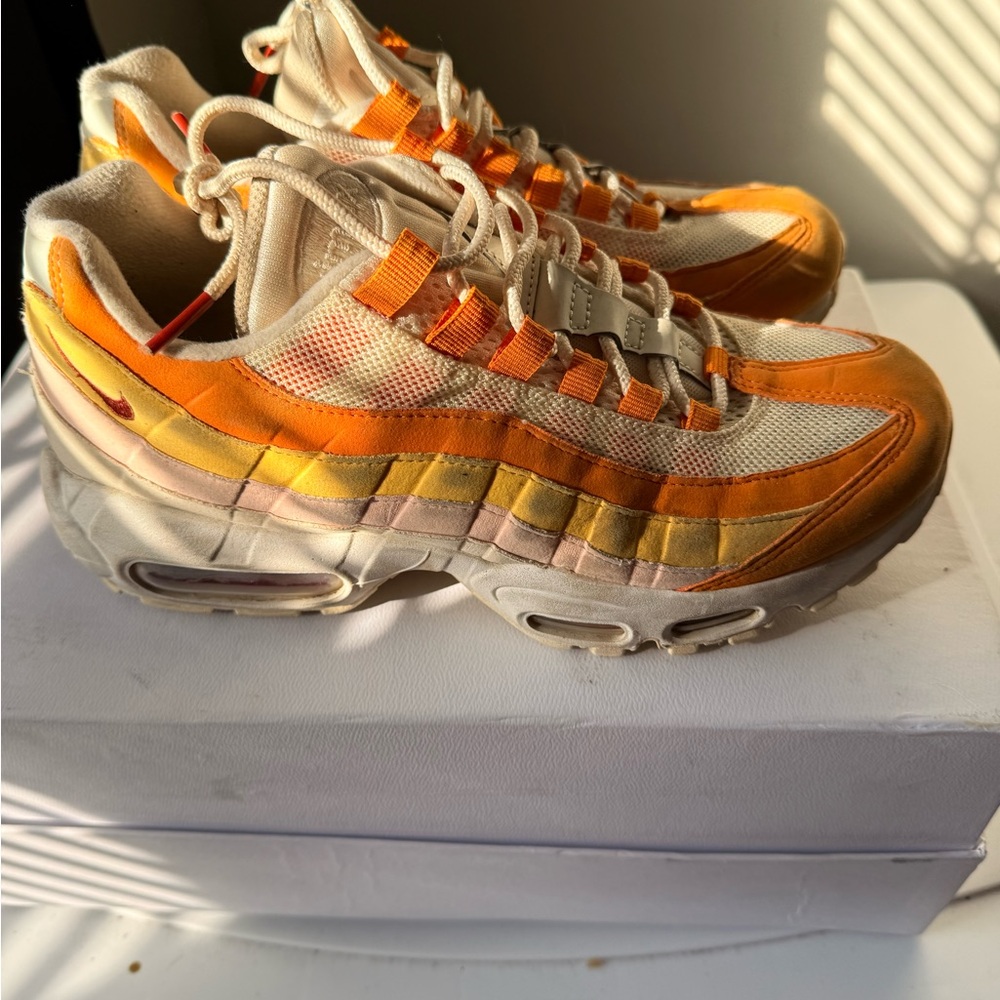 Nike Air Max 95 in Orange and Cream - Picture 3 of 6